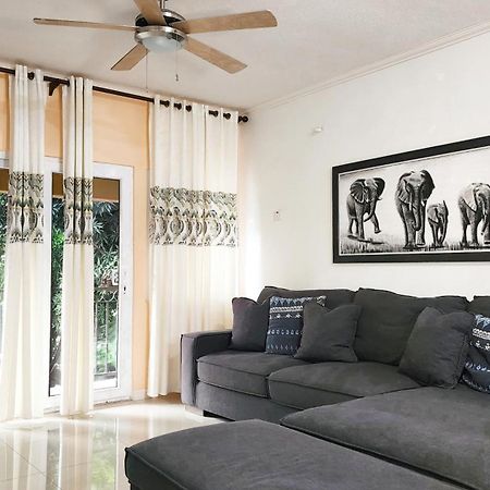 Central Upscale New Kingston Apt With Pool Extérieur photo