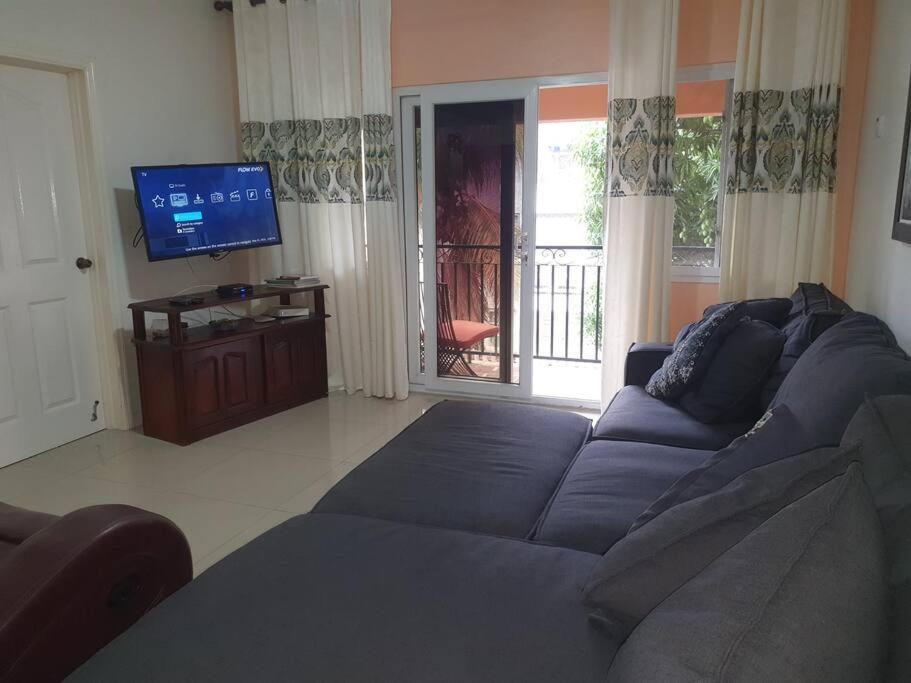 Central Upscale New Kingston Apt With Pool Extérieur photo