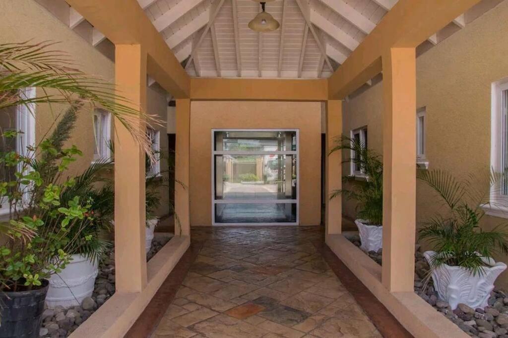 Central Upscale New Kingston Apt With Pool Extérieur photo