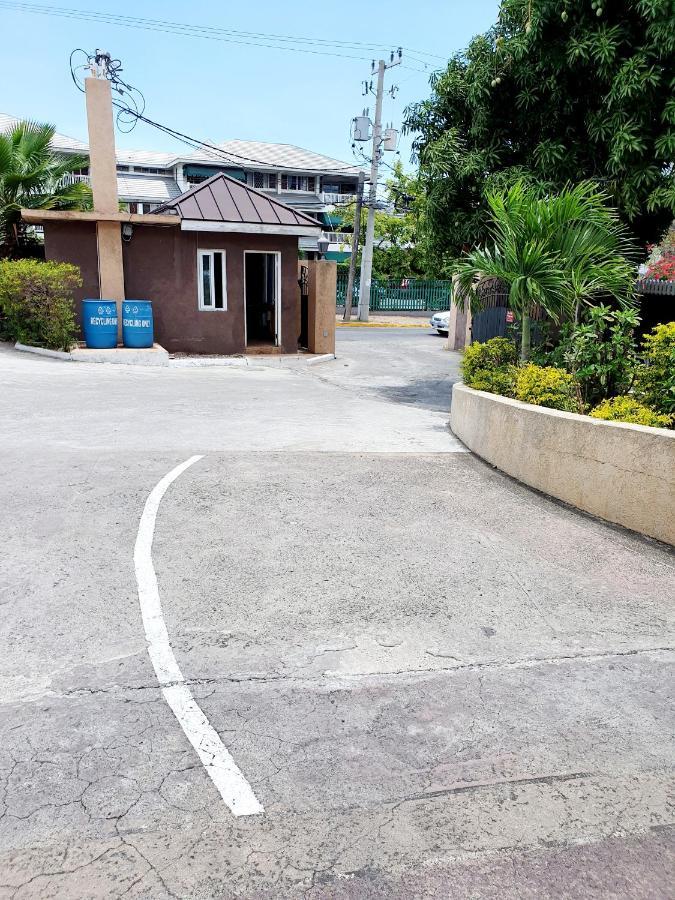 Central Upscale New Kingston Apt With Pool Extérieur photo